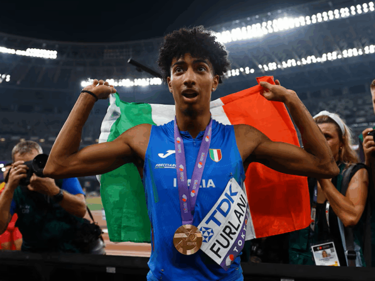 Jovem italiano Mattia Furlani conquista ouro mundial no salto em comprimento