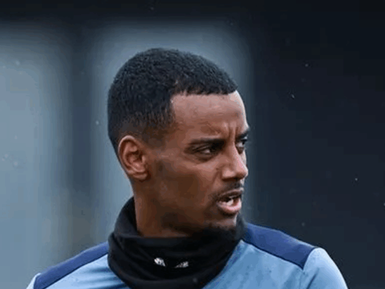 Alexander Isak estreia-se pelo Liverpool frente ao Atlético de Madrid