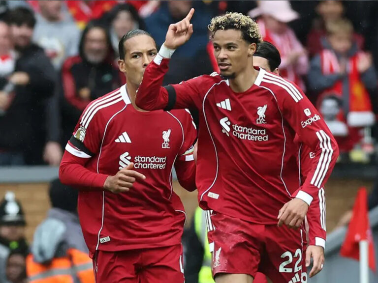 Liverpool supera Everton em clássico eletrizante e mantém 100% na Premier League