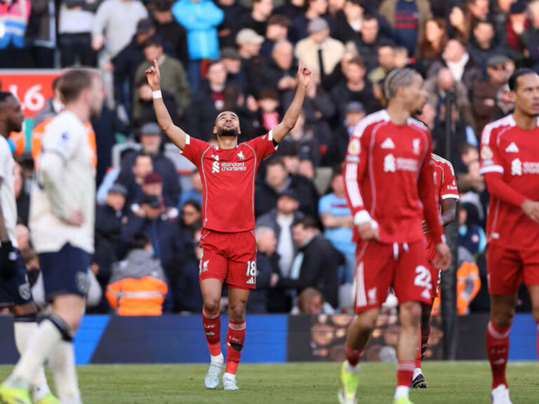 Liverpool goleia o West Ham e aquece a disputa na Premier League