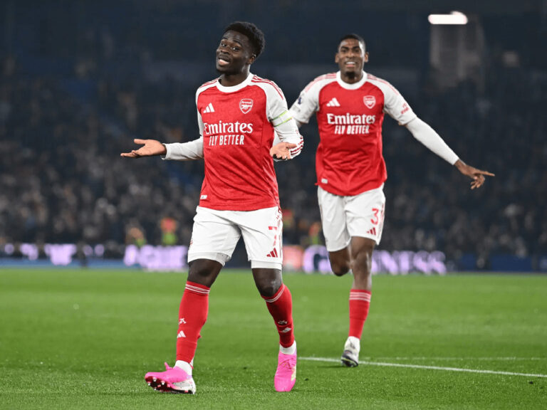 Saka decide e Arsenal vence Brighton, ampliando vantagem na liderança