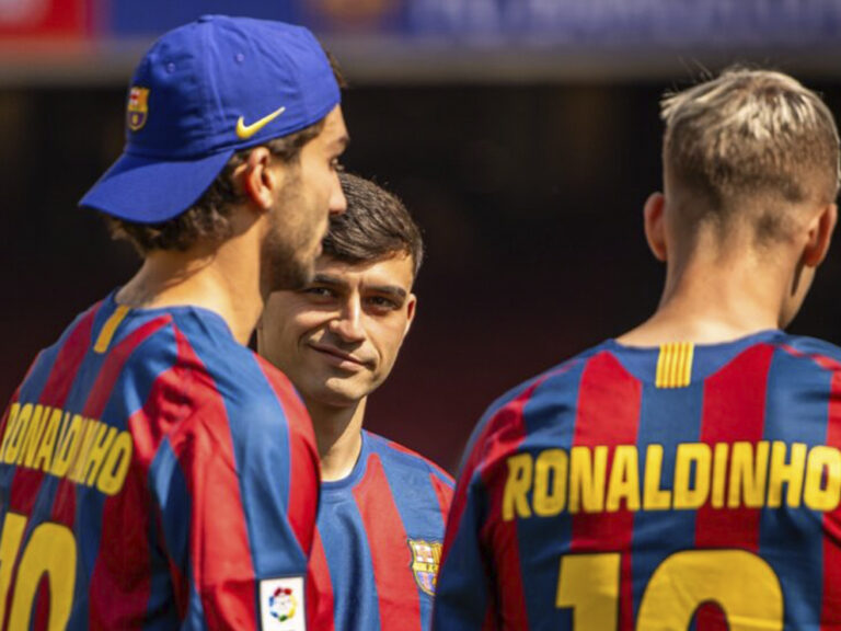 Barcelona homenageia Ronaldinho no Camp Nou após aniversário do ídolo brasileiro