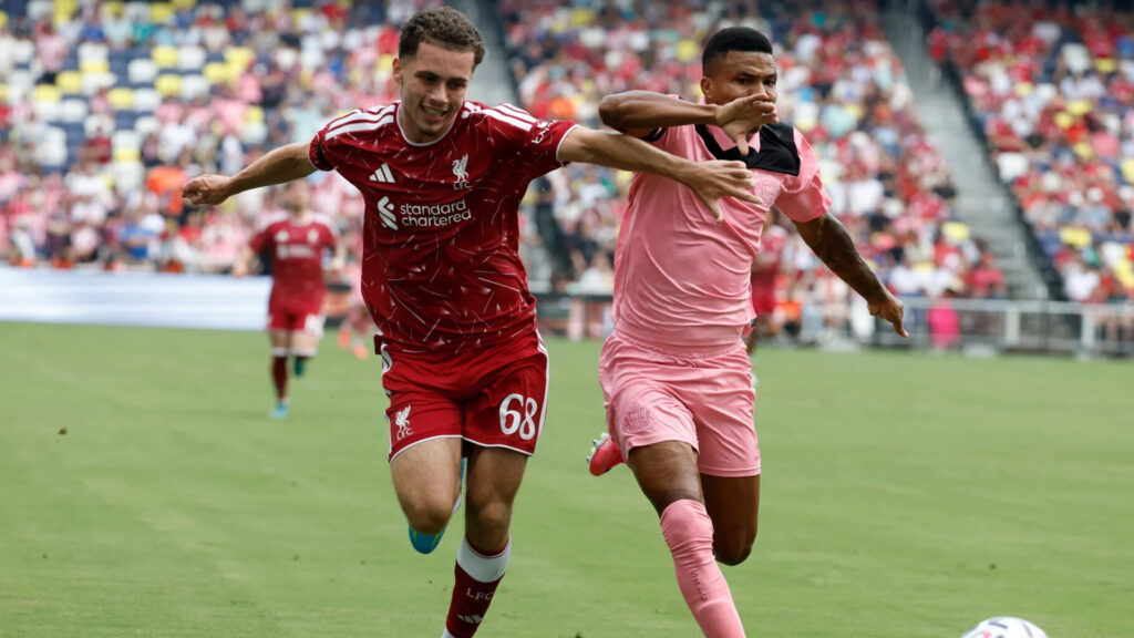 Sunderland de Reinildo Mandava perde de virada diante do Liverpool na estreia de Iraola