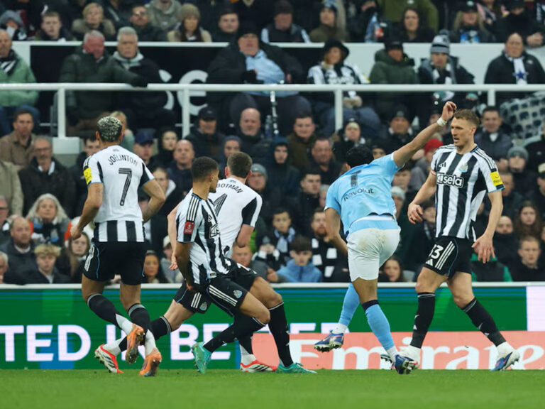 Marmoush marca duas vezes e Manchester City elimina Newcastle na Taça de Inglaterra