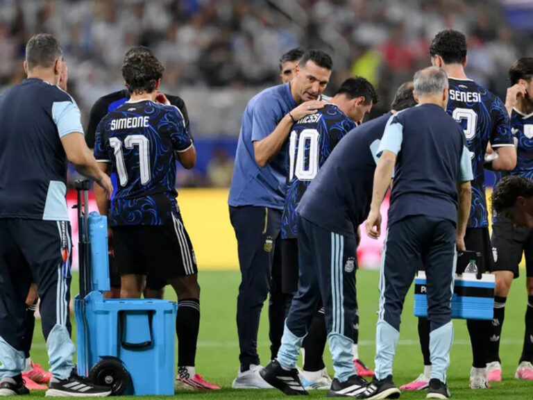 Scaloni explica Messi no banco e critica horário do jogo contra Cabo Verde